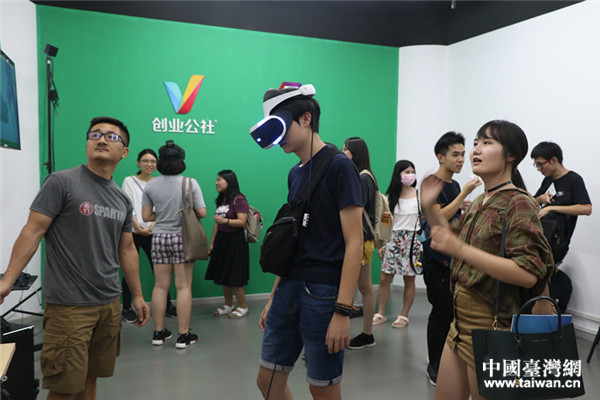 在创业公社体验基地，同学们体验VR技术