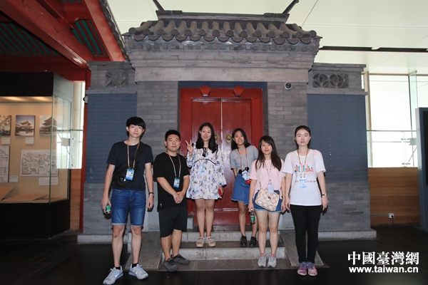 两岸青年参观首博《京城旧事·老北京民俗展》