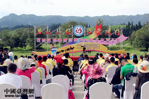 第四届海峡两岸婚姻家庭子女夏令营20日上午在新疆开营。（中国台湾网 郜利敏 摄）