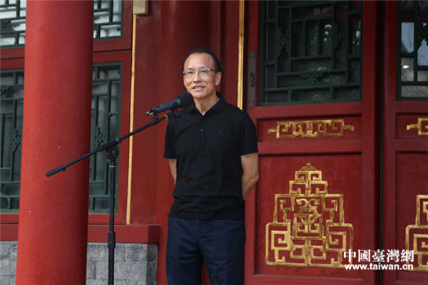 台湾陶瓷艺术家王侠军在开幕式上致辞。他的近百件陶瓷作品首次在北京展出。