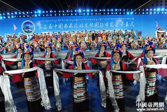 第三届藏博会上的藏族歌舞表演。