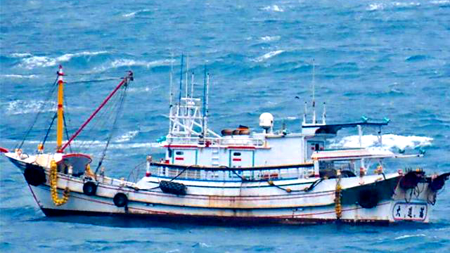 福建海警依法查扣一艘涉嫌非法捕捞的台湾省籍渔船